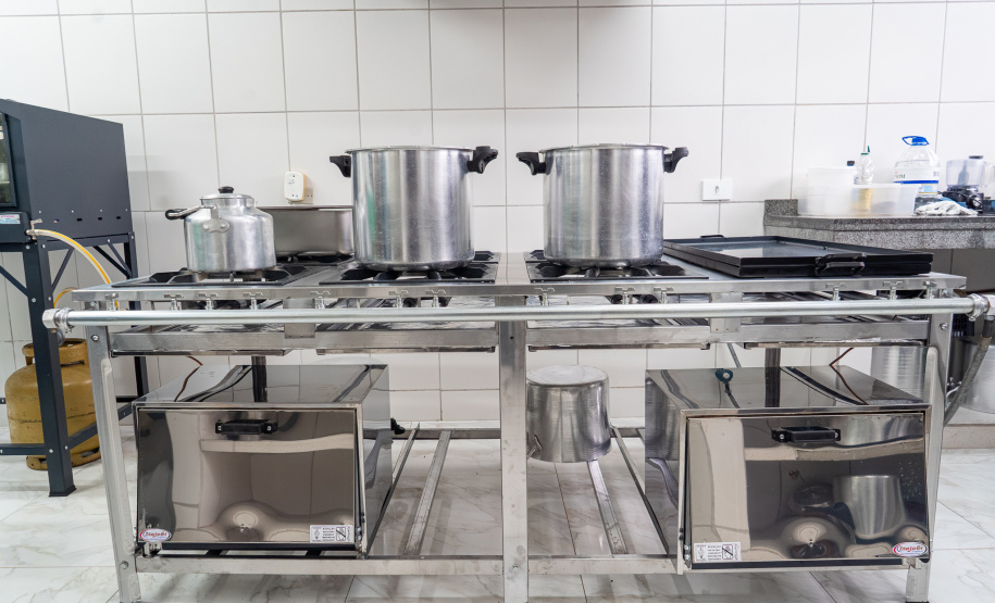 SEED - Projeto de modernização entrega lava-louças e novos equipamentos para cozinhas de escolas do Paraná