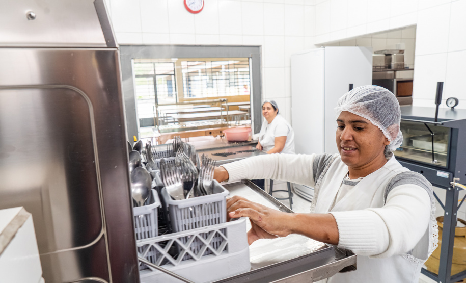 SEED - Projeto de modernização entrega lava-louças e novos equipamentos para cozinhas de escolas do Paraná