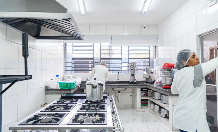 SEED - Projeto de modernização entrega lava-louças e novos equipamentos para cozinhas de escolas do Paraná
