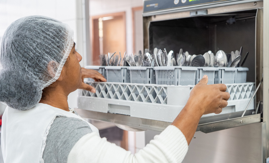 SEED - Projeto de modernização entrega lava-louças e novos equipamentos para cozinhas de escolas do Paraná
