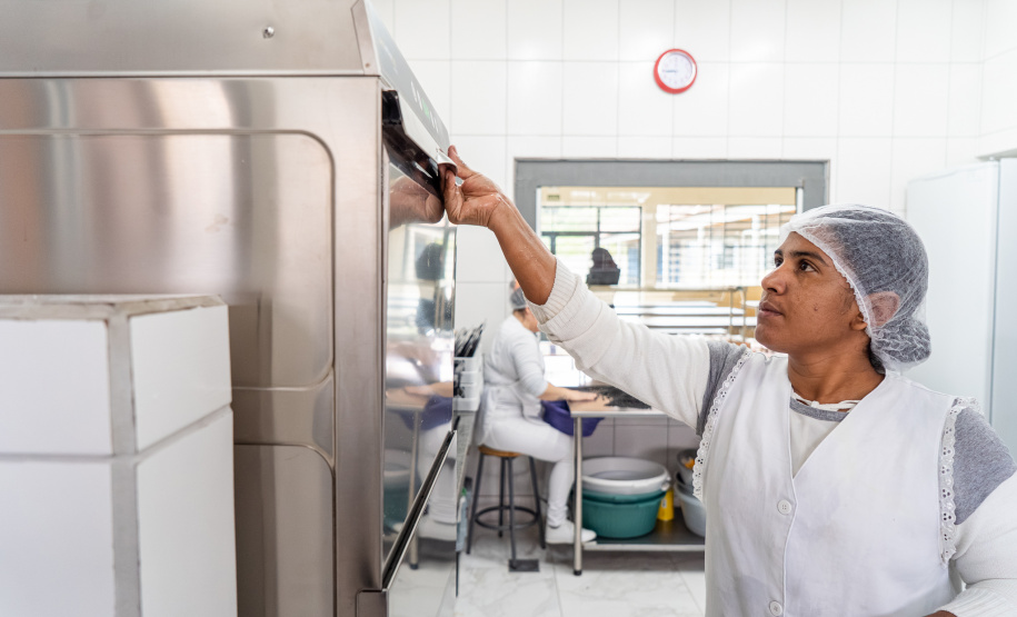 SEED - Projeto de modernização entrega lava-louças e novos equipamentos para cozinhas de escolas do Paraná