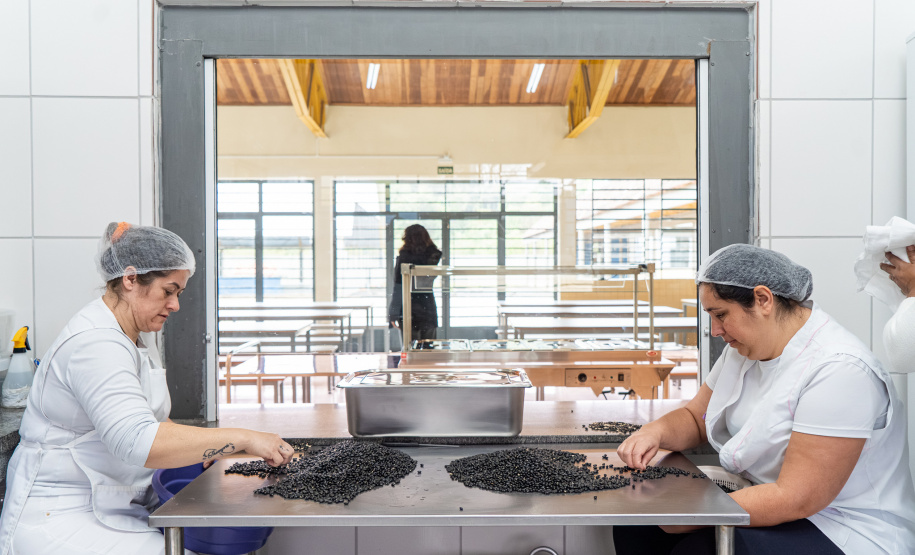 SEED - Projeto de modernização entrega lava-louças e novos equipamentos para cozinhas de escolas do Paraná