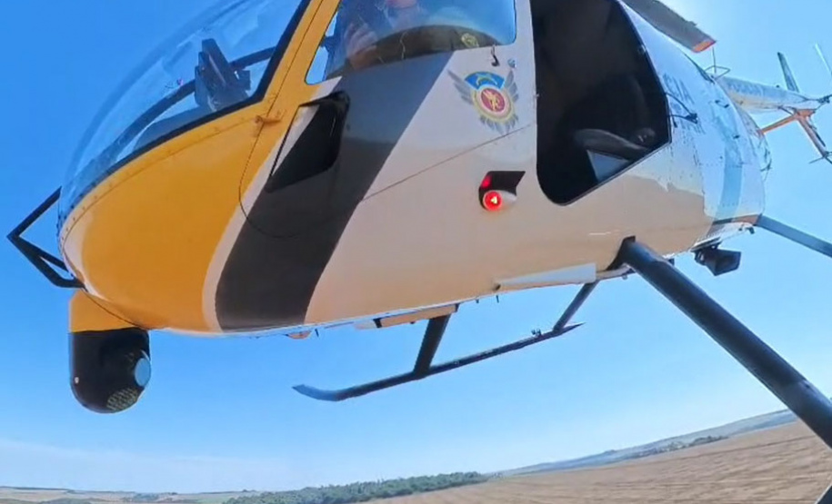 Cargas de cigarros e cinco veículos são apreendidos com uso do helicóptero Falcão 13