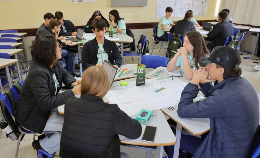Inovação no campo: projeto de coleira inteligente criado por estudantes é destaque no Ideathon de Francisco Beltrão