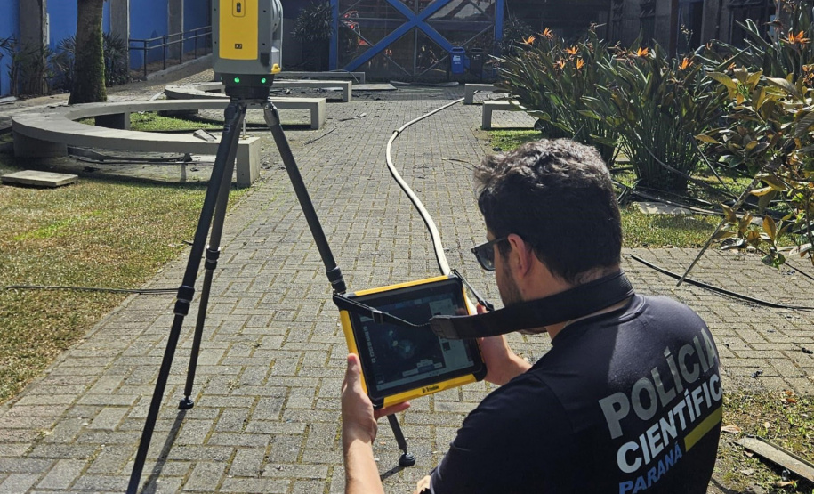 Trabalho dos peritos da Polícia Científica do PR (PCIPR) na área do Campus da PUC que sofreu um incêndio