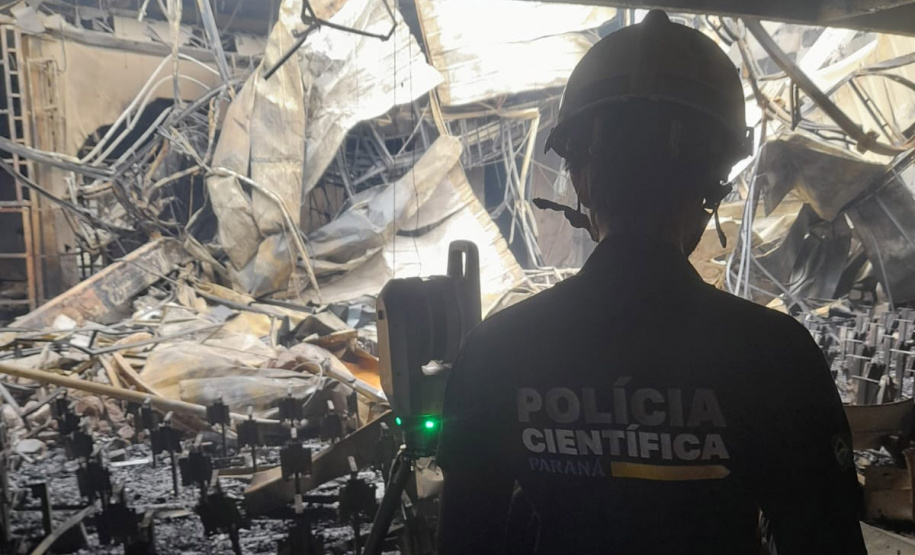 Trabalho dos peritos da Polícia Científica do PR (PCIPR) na área do Campus da PUC que sofreu um incêndio