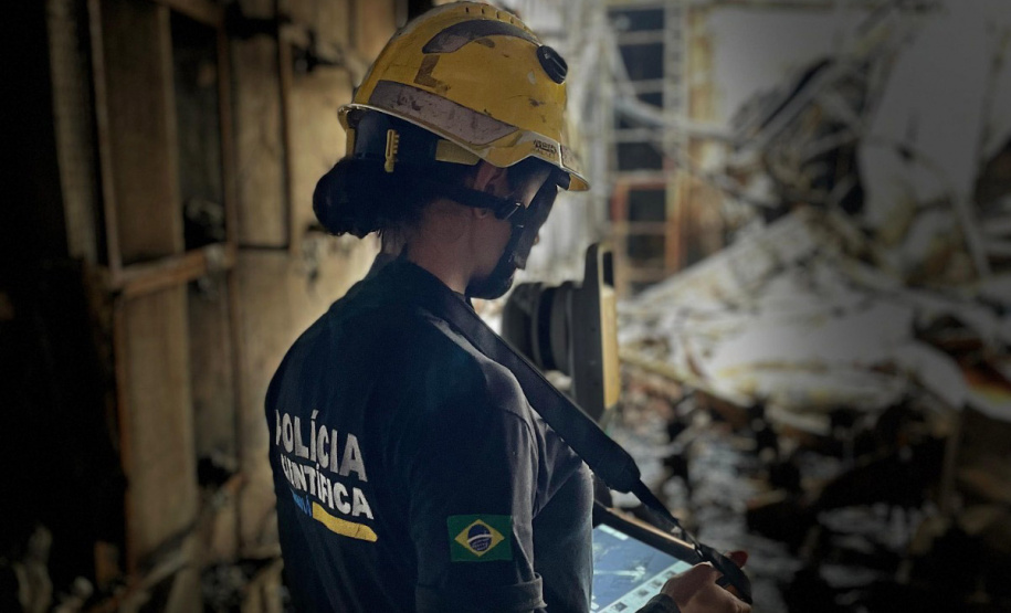 Trabalho dos peritos da Polícia Científica do PR (PCIPR) na área do Campus da PUC que sofreu um incêndio