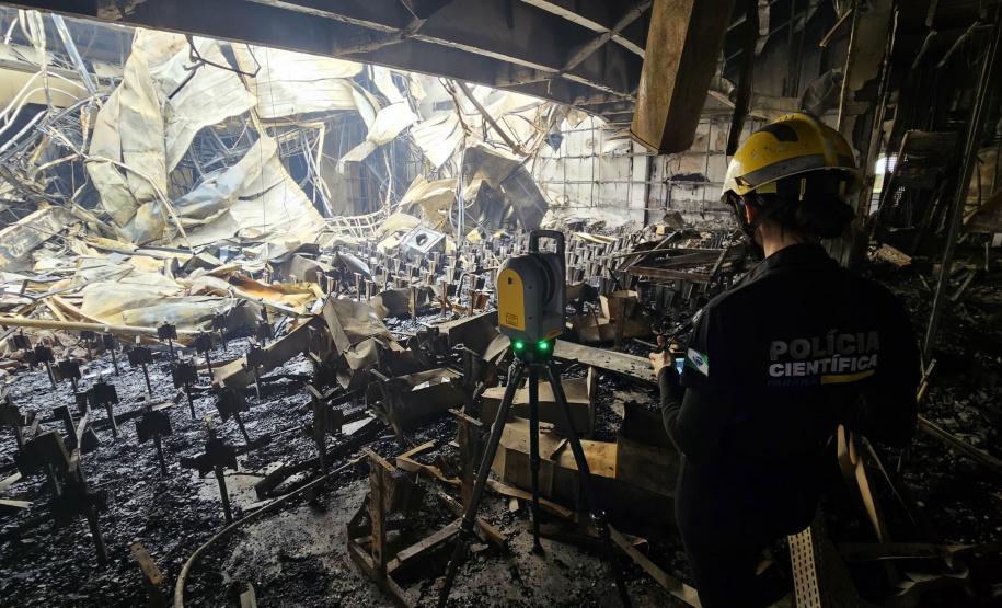 Trabalho dos peritos da Polícia Científica do PR (PCIPR) na área do Campus da PUC que sofreu um incêndio