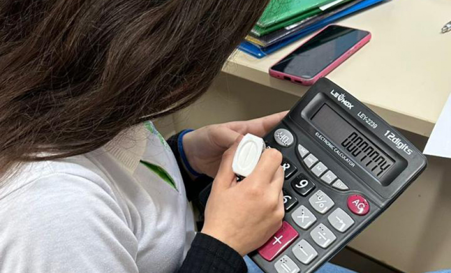 Calculadora para pessoas com deficiência visual desenvolvida por alunas da rede será destaque em feira científica internacional