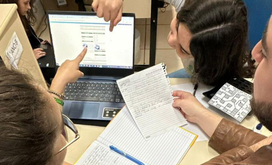 Calculadora para pessoas com deficiência visual desenvolvida por alunas da rede será destaque em feira científica internacional
