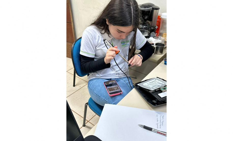 Calculadora para pessoas com deficiência visual desenvolvida por alunas da rede será destaque em feira científica internacional