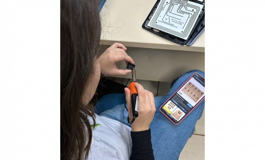 Calculadora para pessoas com deficiência visual desenvolvida por alunas da rede será destaque em feira científica internacional