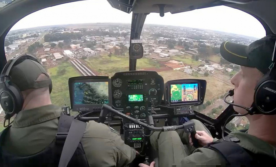 Cargas de cigarros e cinco veículos são apreendidos com uso do helicóptero Falcão 13