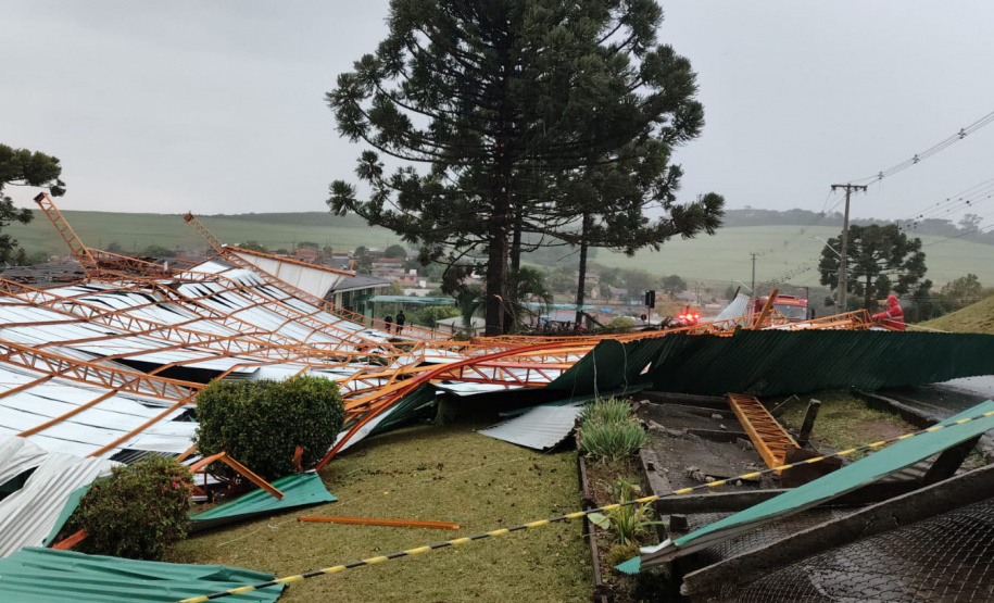 Corpo de Bombeiros faz alerta e orienta sobre segurança diante das fortes chuvas que atingiram o Paraná