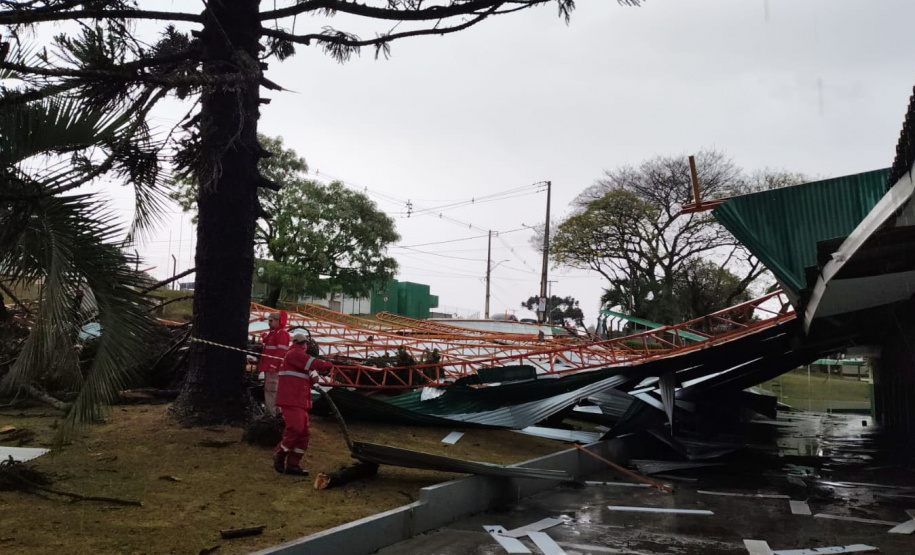 Corpo de Bombeiros faz alerta e orienta sobre segurança diante das fortes chuvas que atingiram o Paraná