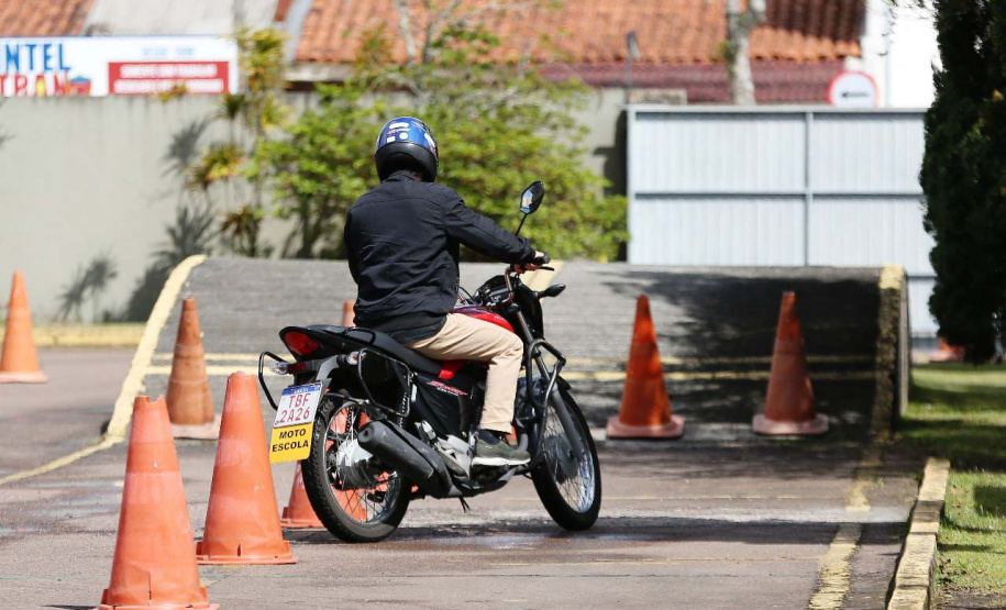 CNH para moto: exames práticos não terão mais rampa como obstáculo