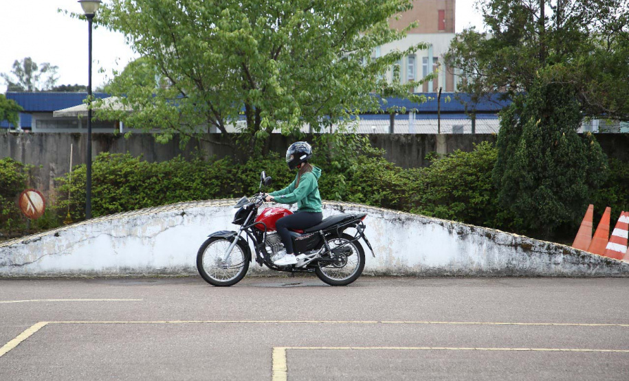 CNH para moto: exames práticos não terão mais rampa como obstáculo