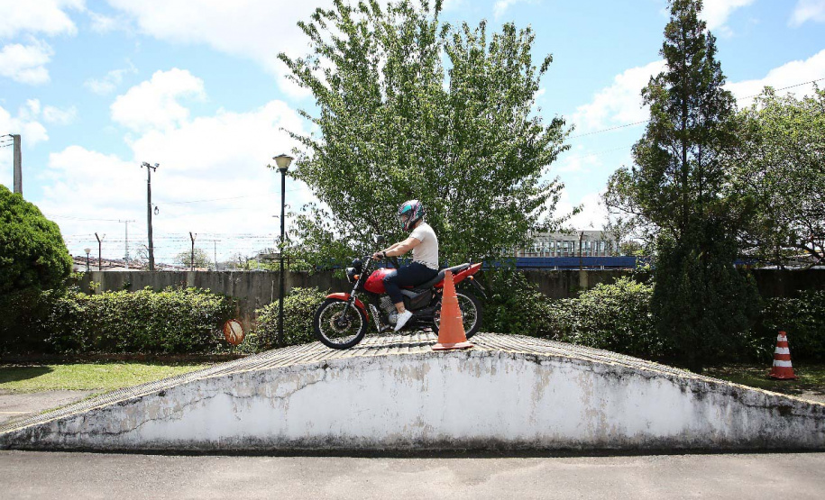CNH para moto: exames práticos não terão mais rampa como obstáculo