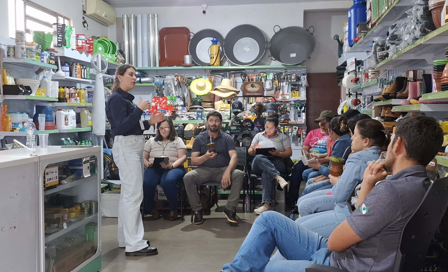 Adapar conscientiza municípios do Oeste sobre os riscos da  raiva dos herbívoros