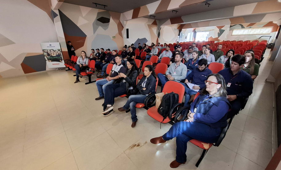 Adapar conscientiza municípios do Oeste sobre os riscos da  raiva dos herbívoros