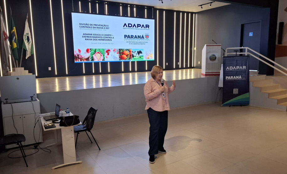 Adapar conscientiza municípios do Oeste sobre os riscos da  raiva dos herbívoros