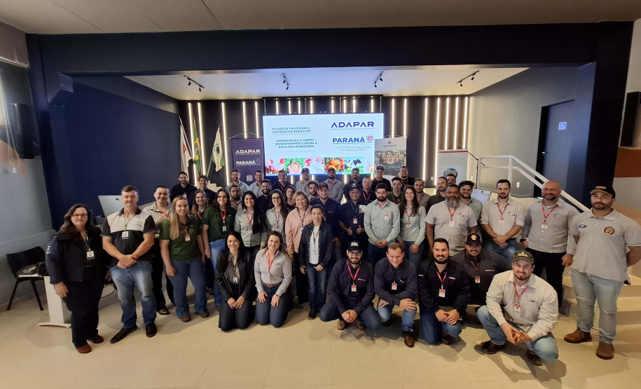 Adapar conscientiza municípios do Oeste sobre os riscos da  raiva dos herbívoros