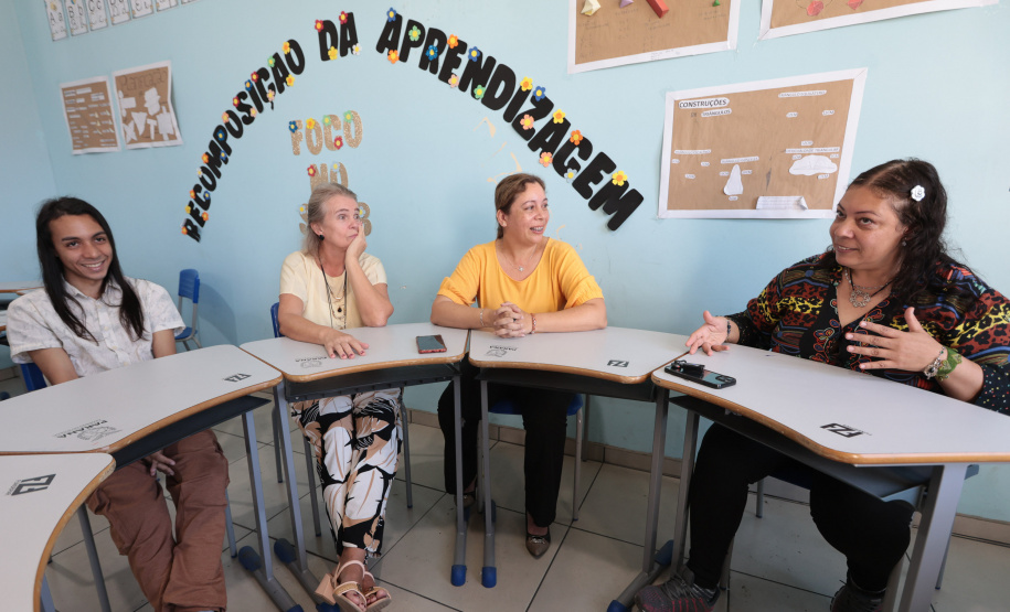 Neste 15 de outubro, Dia do Professor, a Secretaria de Estado da Educação do Paraná  (Seed-PR) presta homenagem aos 70 mil professores da rede estadual, contando a inspiradora história da família Silva, que vive e leciona no Litoral do Paraná. Foto: Geraldo Bubniak/AEN