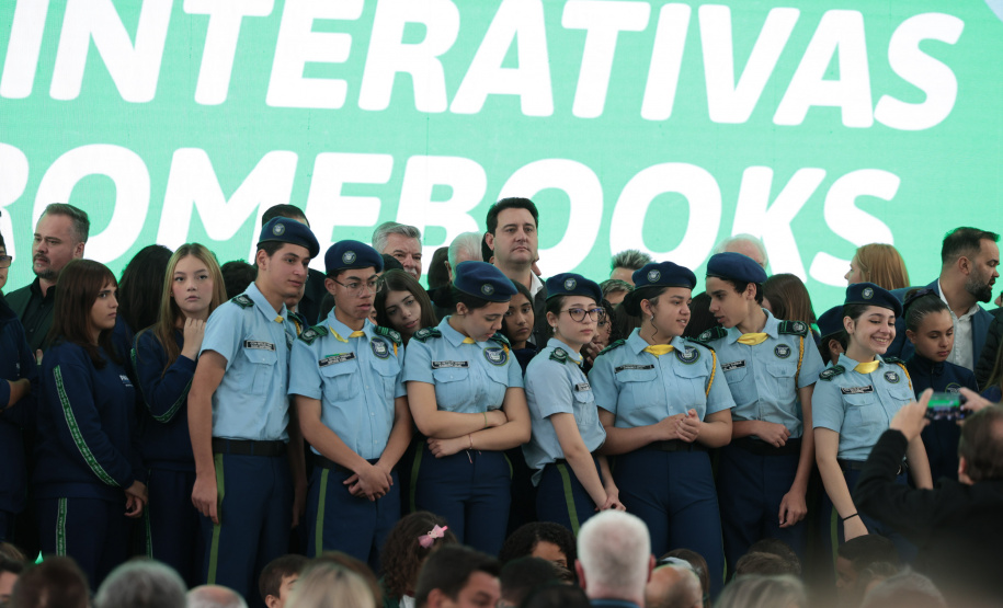 Telas interativas e chromebooks: governador entrega R$ 33,3 milhões em tecnologia a escolas