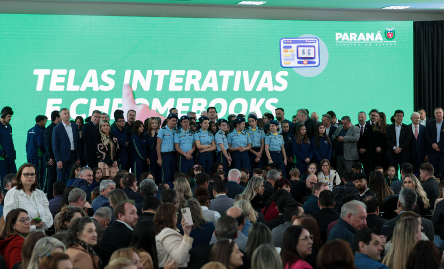 Telas interativas e chromebooks: governador entrega R$ 33,3 milhões em tecnologia a escolas