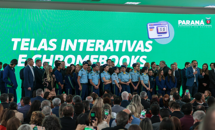 Telas interativas e chromebooks: governador entrega R$ 33,3 milhões em tecnologia a escolas