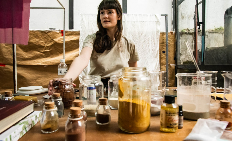 Conheça o laboratório das cores de Bianca Stella, nova residente da Academia  Alfredo Andersen