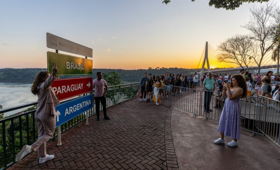 Imagens do Marco das Três Fronteiras e das Cataratas, em Foz do Iguaçu, irão rodar o mundo