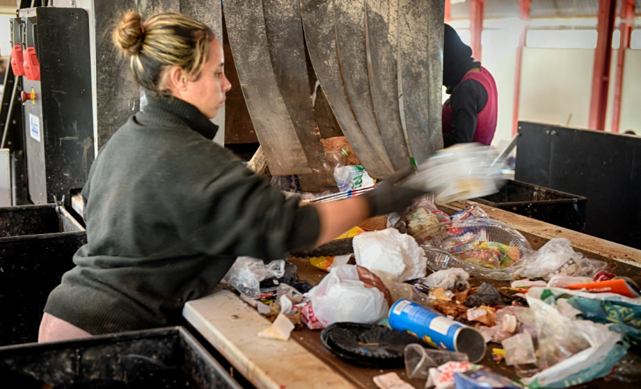 Governo do Paraná promove uma série de audiências públicas para amparar a criação de microrregiões voltadas para a organização do processo logístico de coleta e destinação de resíduos sólidos no Estado.