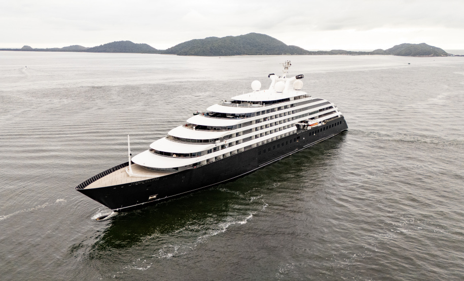 Portos do Paraná reforça turismo internacional com chegada de cruzeiro à Ilha do Mel