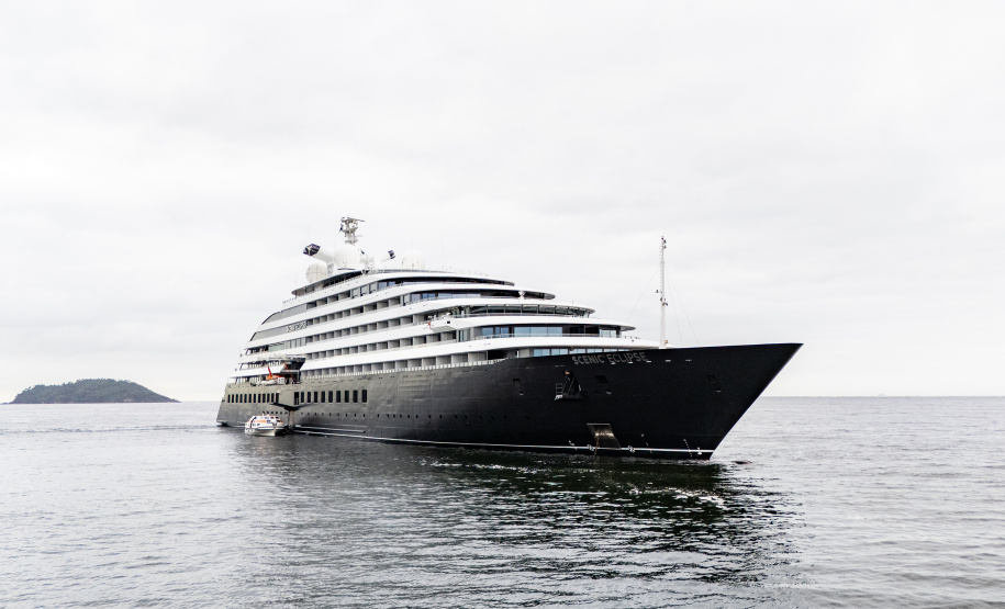 Portos do Paraná reforça turismo internacional com chegada de cruzeiro à Ilha do Mel