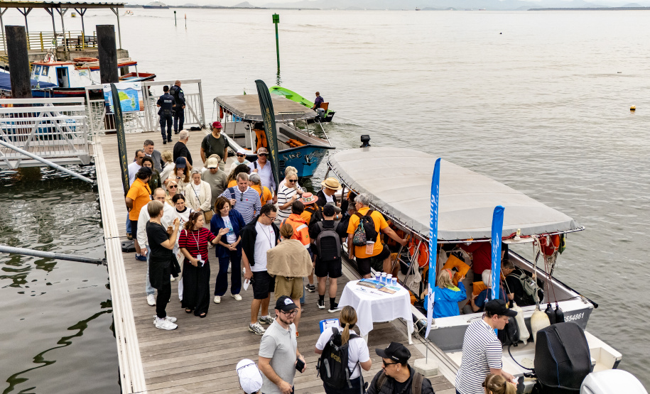 Portos do Paraná reforça turismo internacional com chegada de cruzeiro à Ilha do Mel