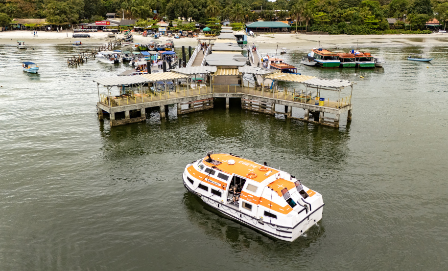 Portos do Paraná reforça turismo internacional com chegada de cruzeiro à Ilha do Mel