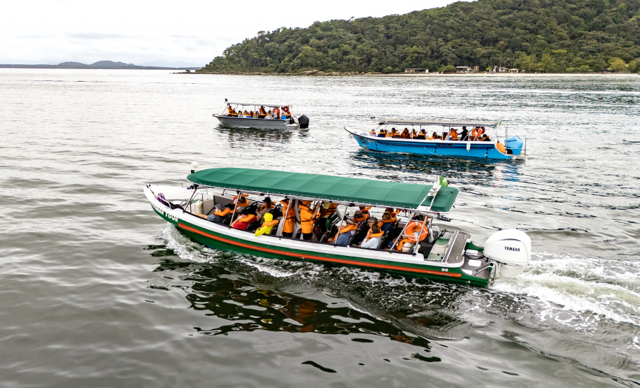 Portos do Paraná reforça turismo internacional com chegada de cruzeiro à Ilha do Mel