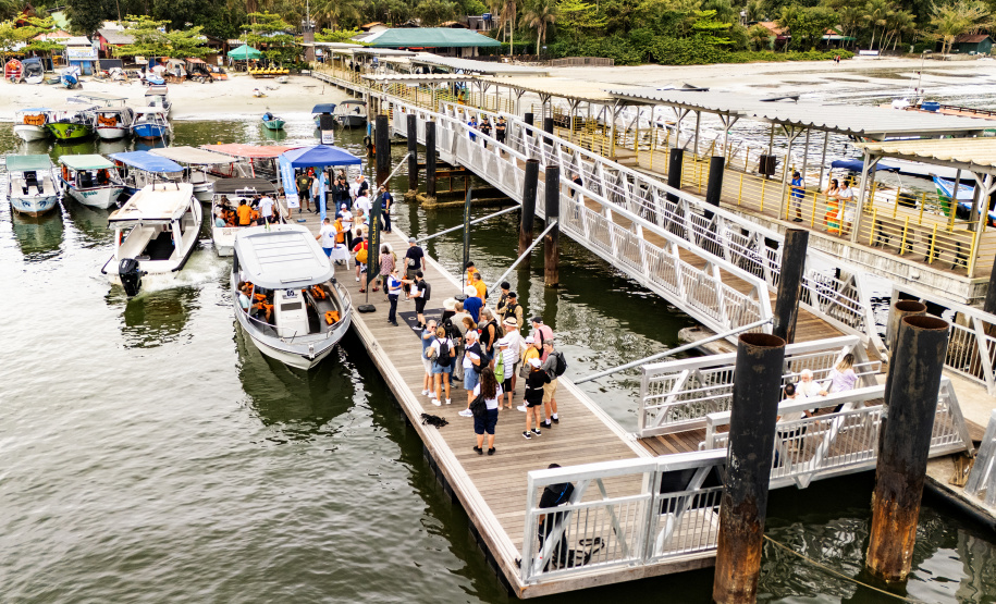 Portos do Paraná reforça turismo internacional com chegada de cruzeiro à Ilha do Mel