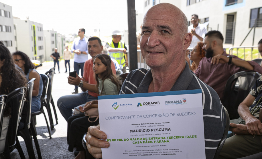 Londrina, 24 de outubro de 2025 - Mauricio Pescuma, 62 anos, comerciante, primeira pessoa a utilizar o financiamento para idosos do governo do Paraná.