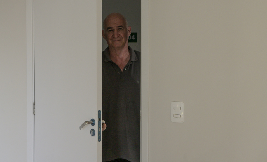 Londrina, 24 de outubro de 2025 - Mauricio Pescuma, 62 anos, comerciante, primeira pessoa a utilizar o financiamento para idosos do governo do Paraná.