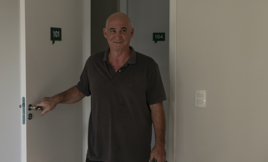 Londrina, 24 de outubro de 2025 - Mauricio Pescuma, 62 anos, comerciante, primeira pessoa a utilizar o financiamento para idosos do governo do Paraná.