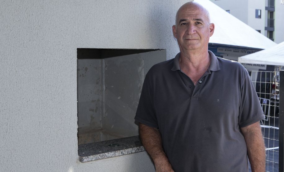 Londrina, 24 de outubro de 2025 - Mauricio Pescuma, 62 anos, comerciante, primeira pessoa a utilizar o financiamento para idosos do governo do Paraná.