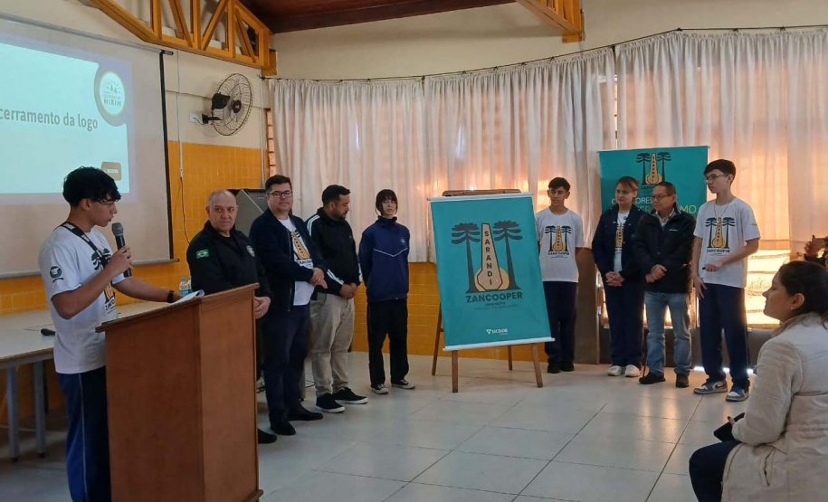 Tecnologia e trabalho em equipe: cooperativa-mirim transforma rotina de estudantes em colégio em Sarandi