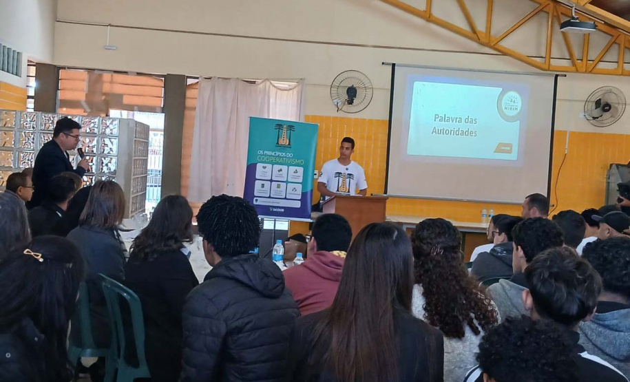 Tecnologia e trabalho em equipe: cooperativa-mirim transforma rotina de estudantes em colégio em Sarandi