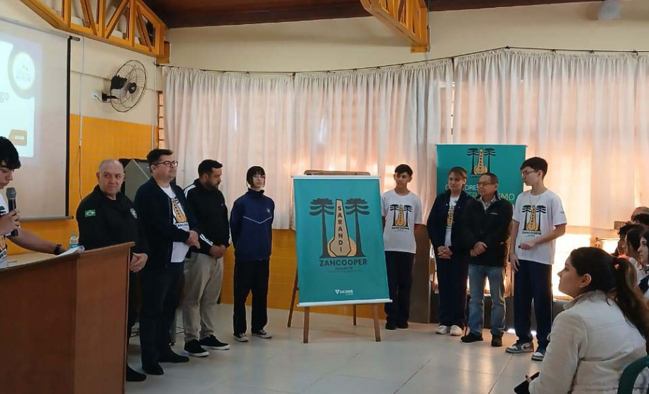 Tecnologia e trabalho em equipe: cooperativa-mirim transforma rotina de estudantes em colégio em Sarandi