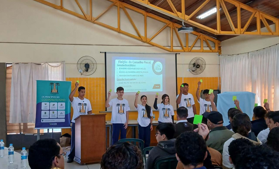 Tecnologia e trabalho em equipe: cooperativa-mirim transforma rotina de estudantes em colégio em Sarandi