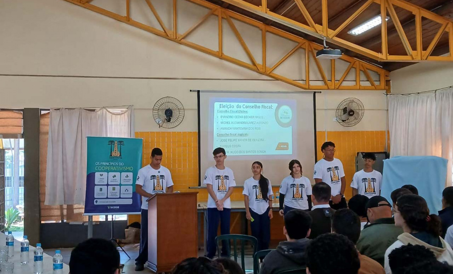 Tecnologia e trabalho em equipe: cooperativa-mirim transforma rotina de estudantes em colégio em Sarandi