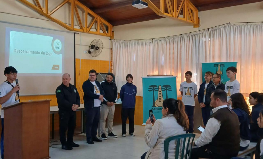 Tecnologia e trabalho em equipe: cooperativa-mirim transforma rotina de estudantes em colégio em Sarandi
