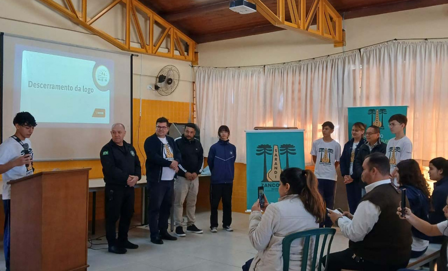 Tecnologia e trabalho em equipe: cooperativa-mirim transforma rotina de estudantes em colégio em Sarandi